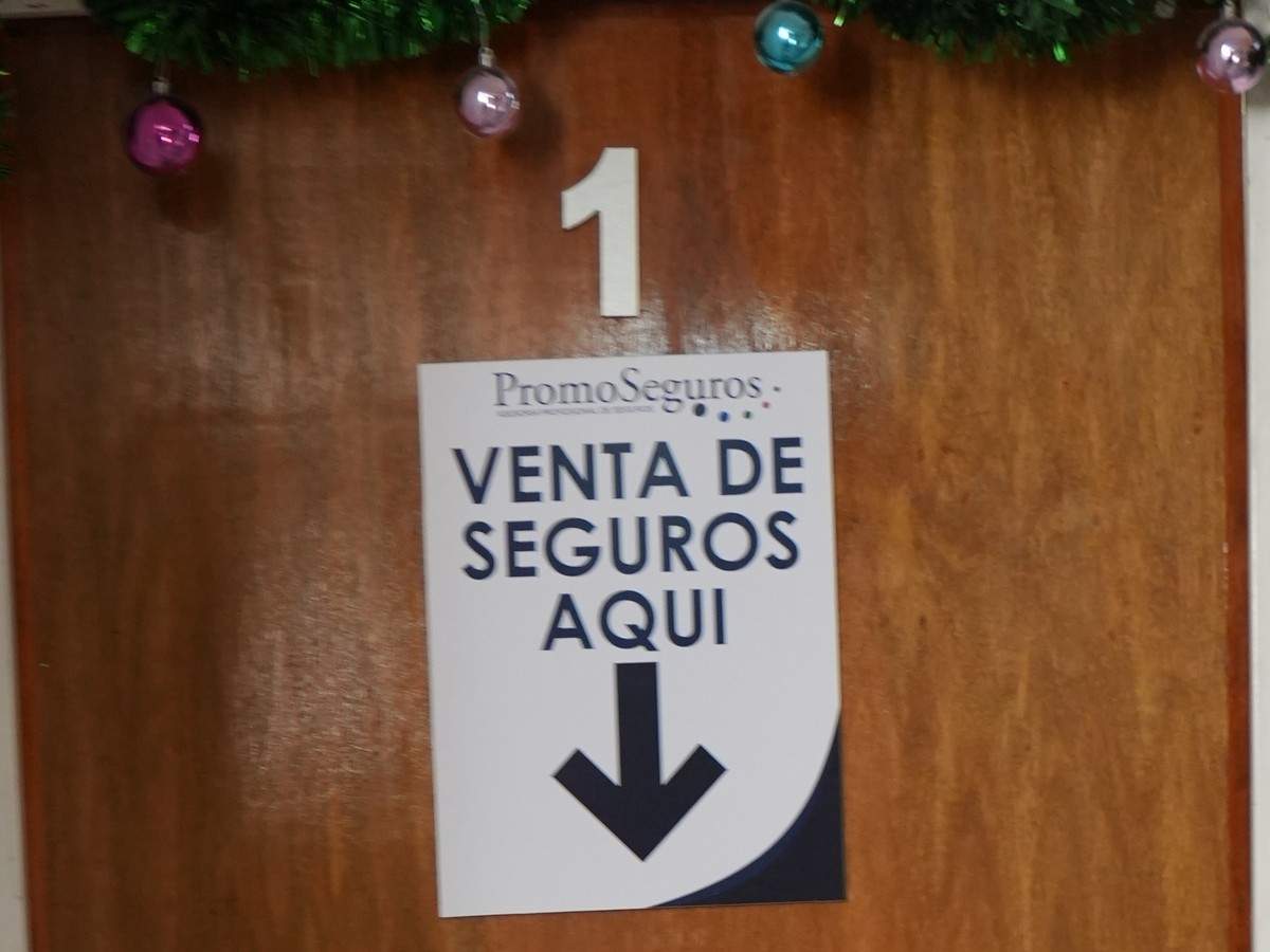 Puerta de la oficina con el número 1 y el letrero de PromoSeguros